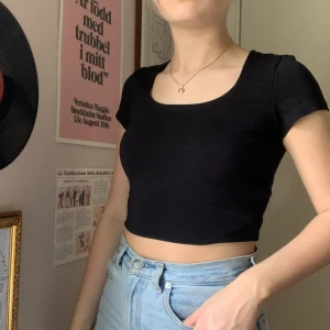 svart t-shirt  - svart croppad t-shirt i lite sportigare material så den funkar även perfekt för träning! i mycket gott skick!