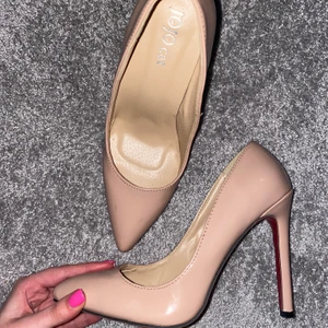Nude pumps med röd botten - ♥️ Storlek 38, men skulle säga 37-37,5. Använda ett fåtal gånger. Frakt tillkommer! ♥️