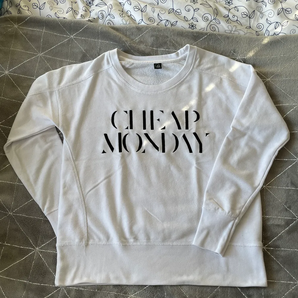 Snygg vit sweatshirt från Cheap Monday.. Tröjor & Koftor.