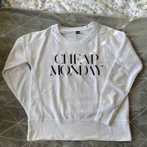 Snygg vit sweatshirt från Cheap Monday.