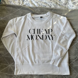 Sweatshirt  - Snygg vit sweatshirt från Cheap Monday.