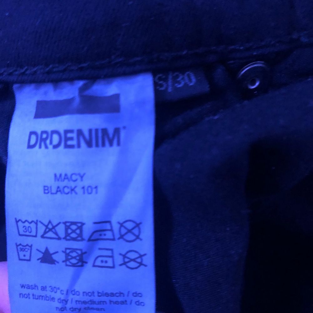 säljer dessa svarta bootcut byxorna från dr.denim då dem enbart används en gång och ibte rikrigt känns som min stil. Nypris är 500 men säljer för 150kr❤️ köparen betalar frakt. Jeans & Byxor.