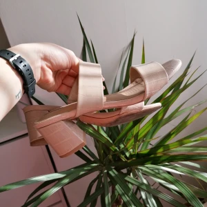 Klackar  - Säljer dessa drömklackar som jag köpte i Australien 🥰 som ni ser är de lite smutsiga där av priset, men det är inget man ser när man har de på sig! Sååå fina verkligen men är lite för små för mig 🤍