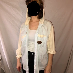 90’s Skjorta med hoodie  - En skitmysig skjorta med en hoodie på som jag köpte i jaa förra vintern. i ljust gult och blått blockfärgat. Frakt på 50 kr tillkommer