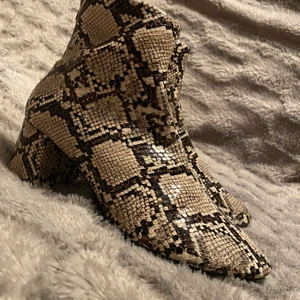 Stövlar  - Snake mönstrade stövlar i mycket bra skick 