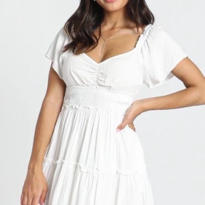 Vit klänning, student  - Säljer den här väldigt söta och fina klänning. Helt oanvänd med prislapp på. Funkar perfekt nu inför sommaren eller till student/avslutning. Jag har storlek S men det är ett stretchigt material så funkar på fler storlekar. Den är inte genomskinlig och sitter på väldigt fint. Köpte den från en australiensk sida som heter ”showpo”. Skriv till mig om du är intresserad så kan jag även skicka fler bilder på klänningen!!☺️ Ursprungspris var 700kr(inkl tull+ frakt) så väljer att sälja den för 350 exkl fraktkostnad men pris kan diskuteras!!