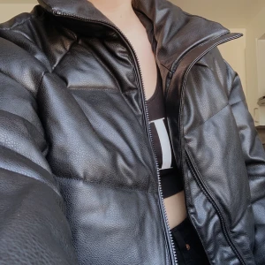 Läderimitation jacka, st. S - Super snygg oversize fake läderjacka i storlek S.  Aldrig använd då jag råkade beställa hem två exemplar. 