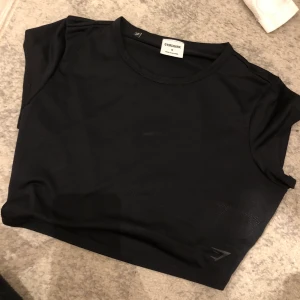 Gymshark svart crop top 🖤 - Pris går att diskuteras, endast provad 1 gång, hör av er om ni är intresserade eller vill ha fler bilder 🖤