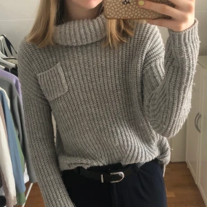 Mysig stickad tröja - Skön grå stickad tröja med en mysig krage. Storlek 164 men mer som en xs/s. Från Zara, 80 kr eller högst bud. Köparen står för frakt ☺️