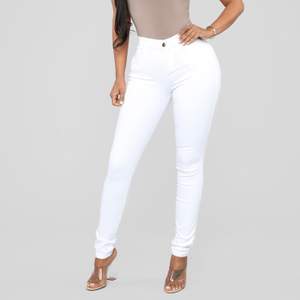 Väldigt sköna jeans som är från Fashion Nova. Det är deras Classic Mid Rise Jeans i färgen vit. Jeansen är helt oanvända och har fortfarande kvar alla lappar. De har en tight fit men är fortfarande väldigt stretchiga och skulle därför även passa om man har en storlek större eller mindre. 💕💕 (Säljer även samma jeans i färgen ljusblå)