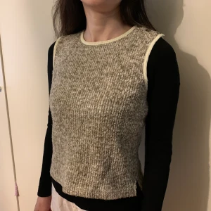 Stickad väst i storlek s  - Stickad väst i storlek s, fin skick, finns hämta i Stockholm, kan även skicka via post