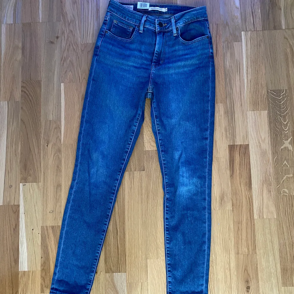 Strl 26x28, säljs pågrund av ångrat köp, helt oanvända. Nypris: 1199kr ,mitt pris:1000kr. Finns bekräftelse/kvitto på byxorna.. Jeans & Byxor.