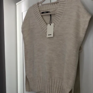 Väst - Jättesöt väst som aldrig kommit till användning därför säljer jag den⭐️