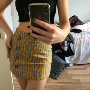 Rutig Kjol - Gul rutig 90s inspirerad kjol i storlek XS från Pull and Bear