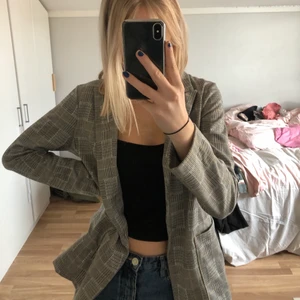 Rutig blazer - Grå rutig blazer från H&M i storlek 40. Jag är S och denna sitter bra på mig. Den passar många storlekar beroende på hur oversized eller inte man vill ha den! Aldrig använd!