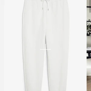 Mjukisbyxor ifrån H&M - Slutsålda från H&M därför tagit en bild från en annan hemsida för hittade ej på H&M hemsida! De är i färgen vit fast lite ”mörkare vit” 🤔 aldrig använda fint skick storlek S passar även M de är högmidjade och jätte skönt material😍