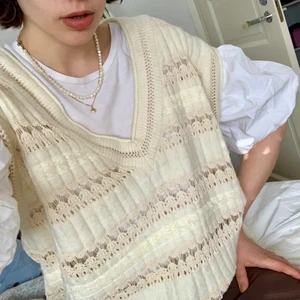 Väst - Så fin väst från Zara🧚‍♂️ Supertrendig just nu och verkligen ett plagg som kan stylas på många sätt! Storlek S men oversized så skulle lätt passa större. Endast använd fåtal gånger och som ny. Sista bilden inte min egen ofc. 