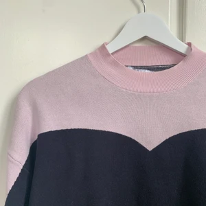 Stickad tröja från stories  - Säljer denna populära stickade tröja som är perfekt nu till våren från & other stories. Storlek S. Skriv vid intresse! 