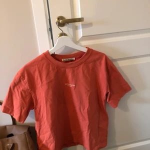 Acne Studios - Tänkte kolla intresset på min Acne t-shirt. Inköpt för ca 1 år sen på NK, använd två gånger. Den är skitsnygg och färgen är 🙏 men har bara blivit att den legat i lådan tyvärr. Vill att den ska komma till användning! Nypris är 1800 kr. Buda i kommentarerna. Utgångspris 500 kr✨✨ (storlek xs men sitter snyggt på mig som har m vanligtvis) har inte hunnit stryka den, därav skrynklig. 