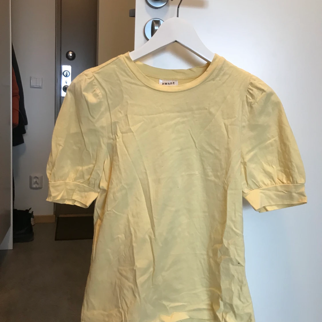 Gul topp m puffiga axlar  - 90