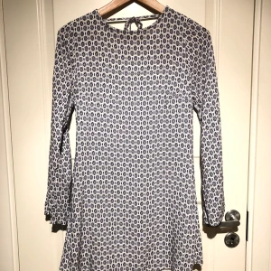 Klänning med öppenrygg - Fick skick, inga skador eller liknande