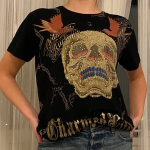 Christian Audigier t-shirt - *INTRESSEKOLL* Ascool Christian Audigier t-shirt (ed hardys designer) med rhinestones. Modellen är 163cm och har dam XS-S. Jätte bra skick. Tar bud från 200kr + frakt. Möts upp i Stockholm annars.