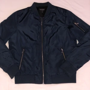 Bomber jacka, S - Marinblå bomber jacka från lager 157. Strl S men skulle säga att den passar både XS & M beroende på hur man vill att den ska sitta. Nyskick, använd få gånger. Stängbara fickor och en innerficka. 90kr + frakt. Unisex