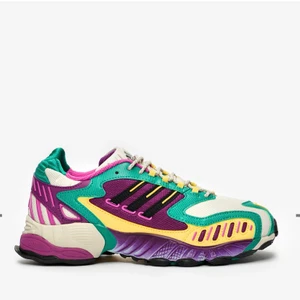 Adidas skor färgglada storlek 38 - Adidas skor, i gott skick för ett par skor. De är använda ca 15 gånger. Nypris är 1299. 