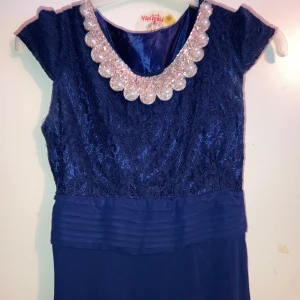 Klänning storlek s/m - Denna klänning har använt ett par gånger till olika fester, max 3 gånger. Det finns ett halsband som är inbyggd i klänningen. Passformen är s/m.