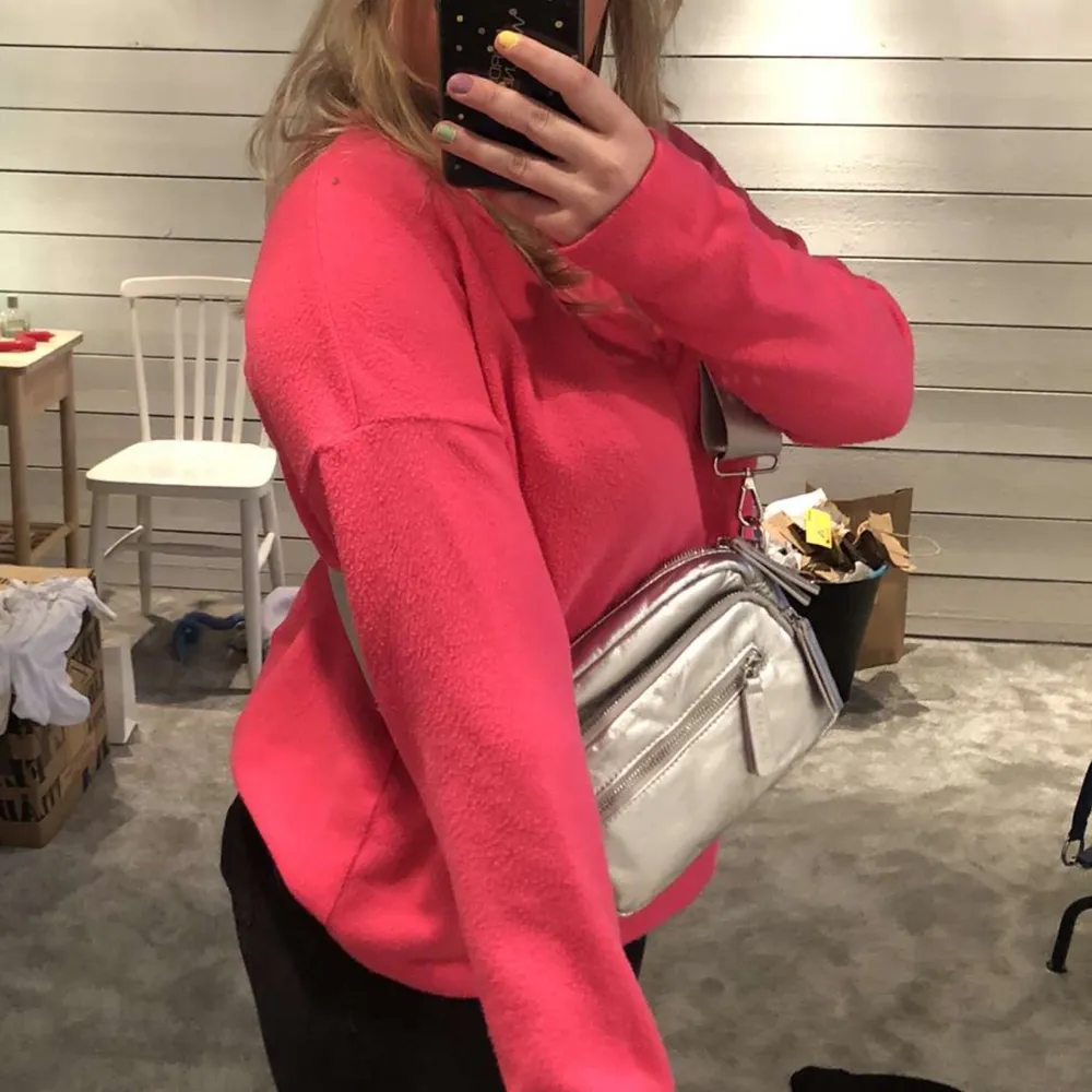 Säljer denna neon rosa tröjan då den inte kommer till användning. Storlek L men sitter jätte fint oversized. Köpt för 200kr. Köparen står för frakten. Tröjor & Koftor.