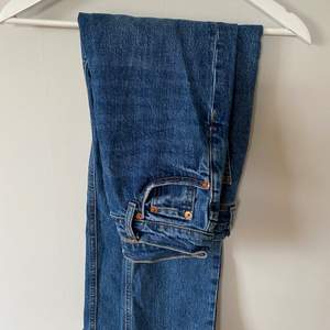 Mörkblå jeans från Zara i storlek 38, men liten i storleken så skulle säga 36/S. Använda ett fåtal gånger, bra skick💙
