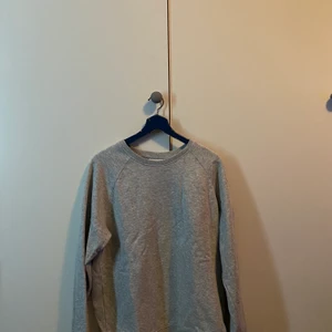 Weekday grå sweetshirt - Storlek M. Knappt använd så plagget är i nyskick