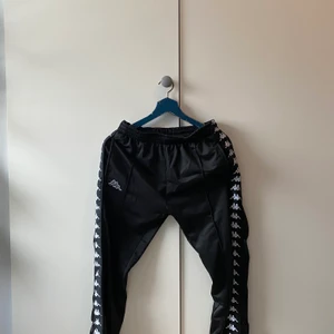 Kappa byxor. Storlek medium - Svart kappa byxor. Med knäppe på sidan. Nypris 699kr