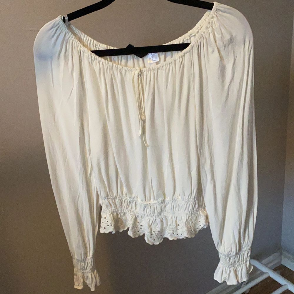 Off shoulder Blus från hm som aldrig är använd, storlek xs 💕 köpare står för frakt 🚚 . Blusar.