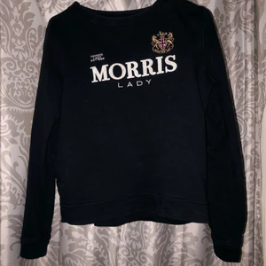 Morris tröja i storlek S - Säljer min supersnygga mörkblåa morris tröja💞 använd max 5 gånger och är i mycket bra skick💕 vid fler intresserade blir det budgivning (nypris 1200) 