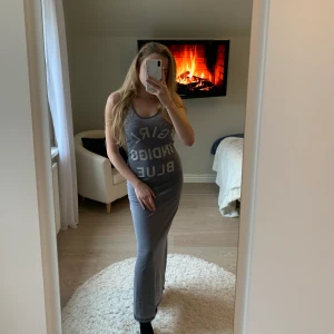 Mjuk klänning - En lång mjuk klänning med brottarrygg. Den skiftar mellan blå-grå nyanser och är mycket skön att ha på sig. Den är i storlek XS men funkar även perfekt för S, skulle troligtvis även funka för M. säljer då jag aldrig använder den 