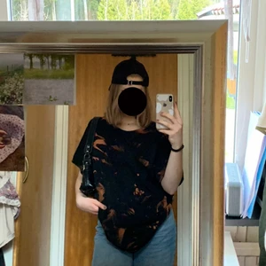 Tie dyed T-shirt  - Enkel svart newbody T-shirt som jag blekt. Aldrig använd. Strlk XXL för en oversized fit.