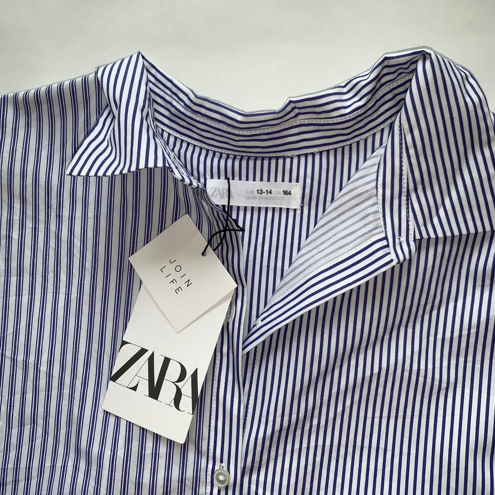 Säljer min ovesizade skjorta , köpt från Zara för 200kr och säljer den för 100kr , aldrig använt ❤️ . Skjortor.