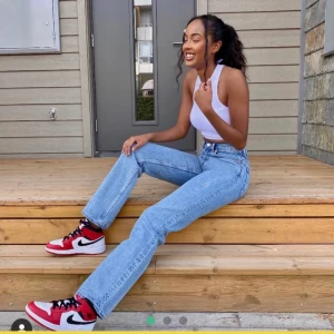 Weekday jeans rowe - Säljer ett par till jeans från weekday modellen rowe, denna gången i färgen svart, passar mig som brukar ha allt mellan W25 L30 och W27 L32. Skriv privat om du vill köpa eller ha bilder på dem!💞 