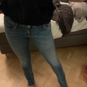 REPLAY JEANS - raka och lågmidjade replay jeans med snygg detalj på slutet! sitter extra snyggt med skor på, då dom hänger över lite. finns att hämta upp i vasastan, annars fraktar jag gärna men då står du för frakten. 