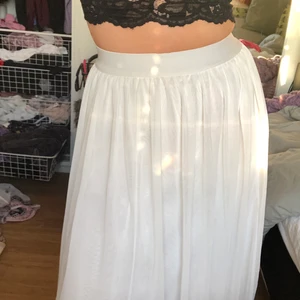 Vit långkjol - Superhärlig långkjol som passar perfekt till sommaren🥂☀️ som ny!! Skriv för fler frågor o bilder💖