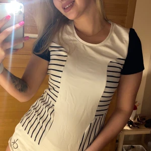 T-shirt från Objekt, stl. 36. - ♥️ T-shirt med peplum-aktig detalj från märket Objekt. Storlek 36, dvs S. Passar nog M också. Frakt tillkommer. ♥️