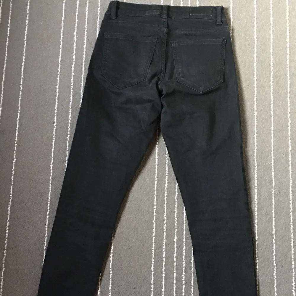 Köpta från Vero Moda i storlek xxs, dem är väldigt stretchiga och passar även mig som vanligt vis brukar ha storlek s/xs i skinny jeans, dem är medium-waisted, använda några gånger men är i mycket bra skick!!. Jeans & Byxor.