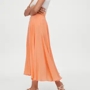 Säljer denna kjol från hm. Storlek: 34. Aldrig använd. Säljer för 250 kr + frakt eller hämtas på Värmdö. 
