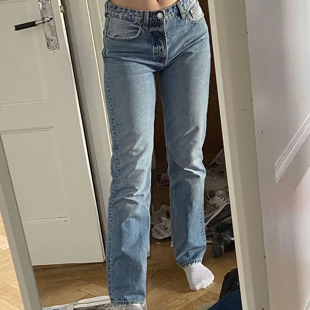 Säljer dessa trendiga jeans från Zara. De är storlek 38 så de blir lite oversized. Dem är jättesnygga mid waist och har perfekt längd för mig som är 173 cm. Säljer för att jag råkade köpa två par! Högsta budet ligger på 380kr inkl frakt (Buda privat eller i kommentarerna)                                                            . Jeans & Byxor.