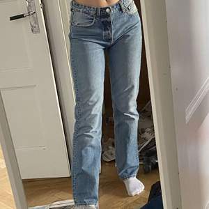 Säljer dessa trendiga jeans från Zara. De är storlek 38 så de blir lite oversized. Dem är jättesnygga mid waist och har perfekt längd för mig som är 173 cm. Säljer för att jag råkade köpa två par! Högsta budet ligger på 380kr inkl frakt (Buda privat eller i kommentarerna)                                                            