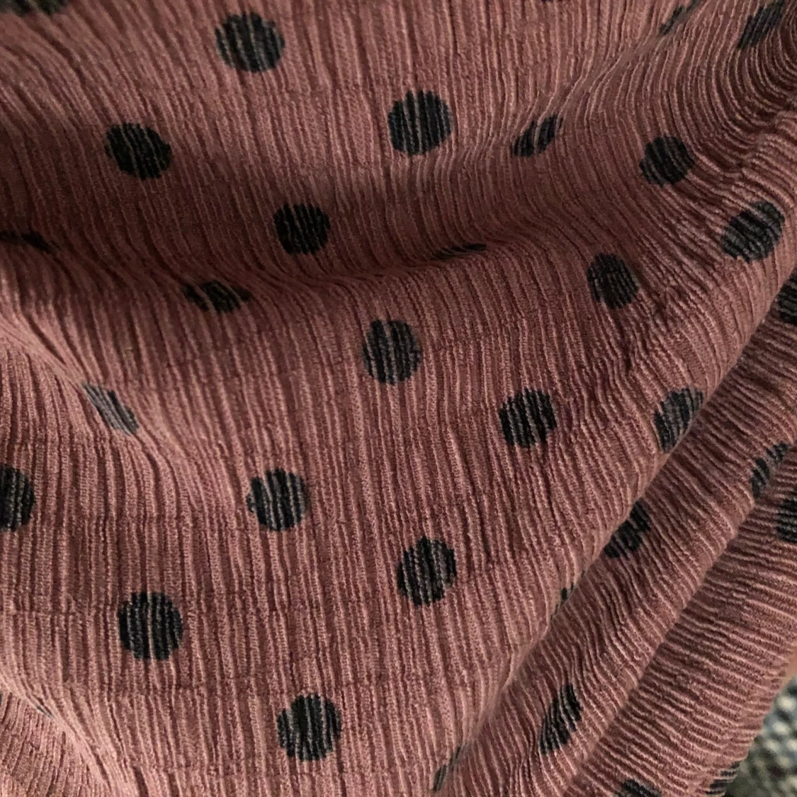 brun topp med svarta prickar - 90