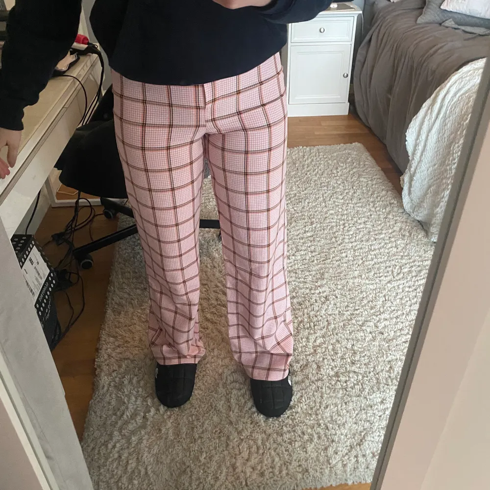 Intressekoll på mina rosa byxor, säljer endast vid bra bud då jag verkligen gillar dem. Perfekt skick och väldigt långa, viker sig vid fötterna på mig som är 170. Jeans & Byxor.