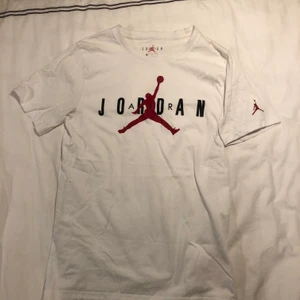 Vit Air Jordan T-shirt med rött och svart tryck.  - T-shirten är i ganska bra skick och i storlek L/12-13 152-158cm