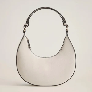 Väska - Köpt från Mango, aldrig använt - helt nyskick! Jättefin och söt väska🥰🌸🌸